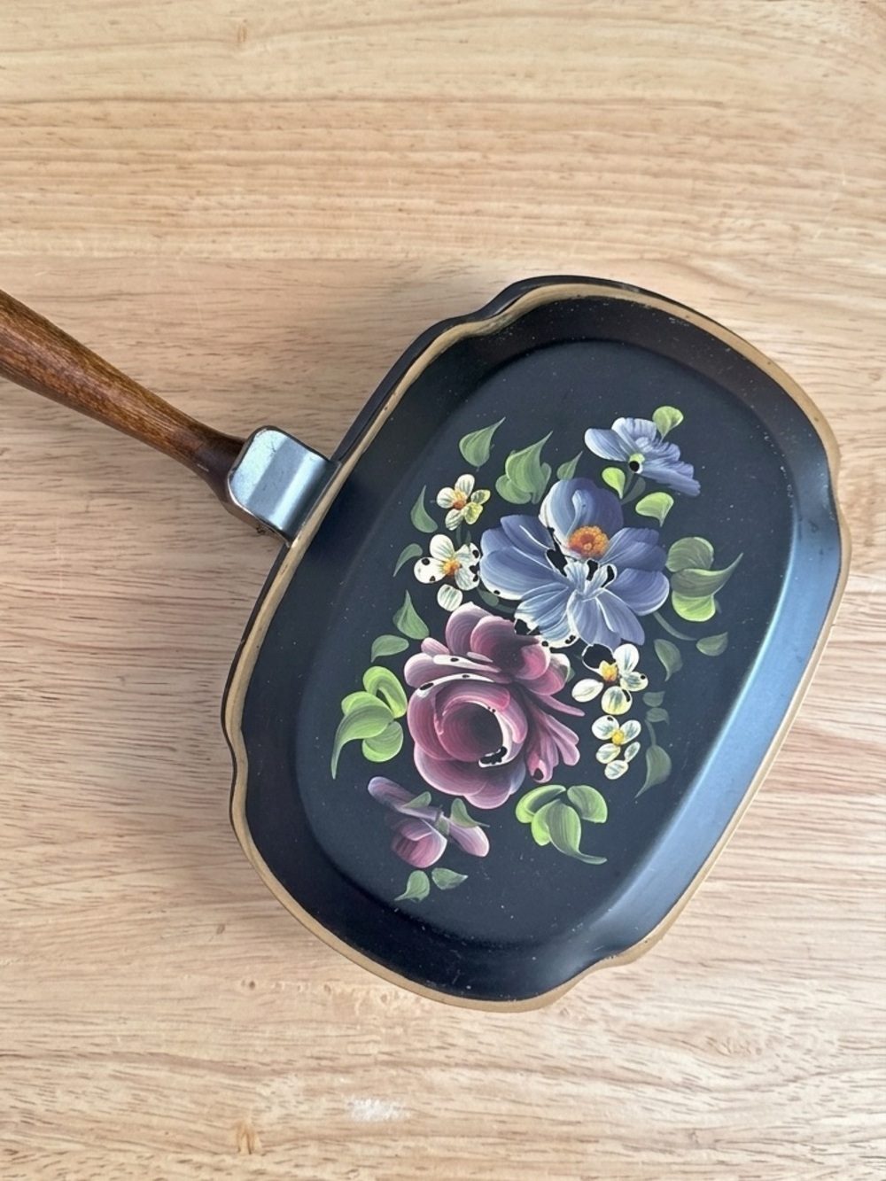 Vintage Toleware Hand Painted Silent Butler Crumb Catcher Wooden Handle Nashco - Picture 4 of 15